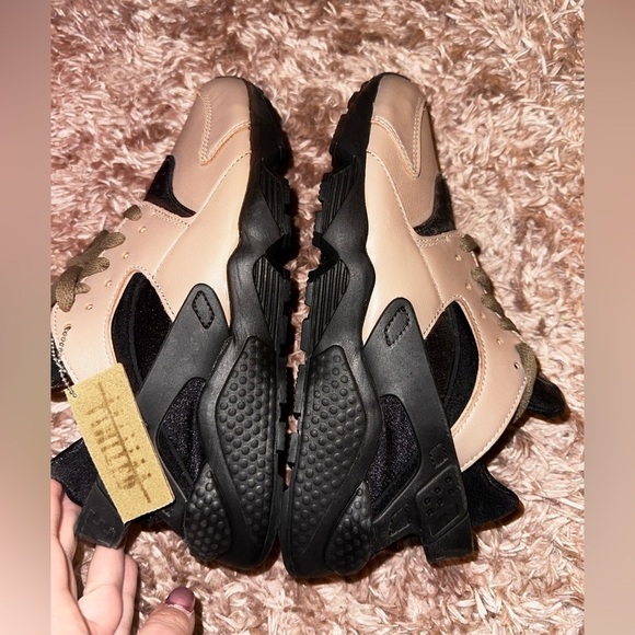 NWOT Nike Air Huarache LE Black and Tan Men's Shoes 7 - Picture 10 of 10